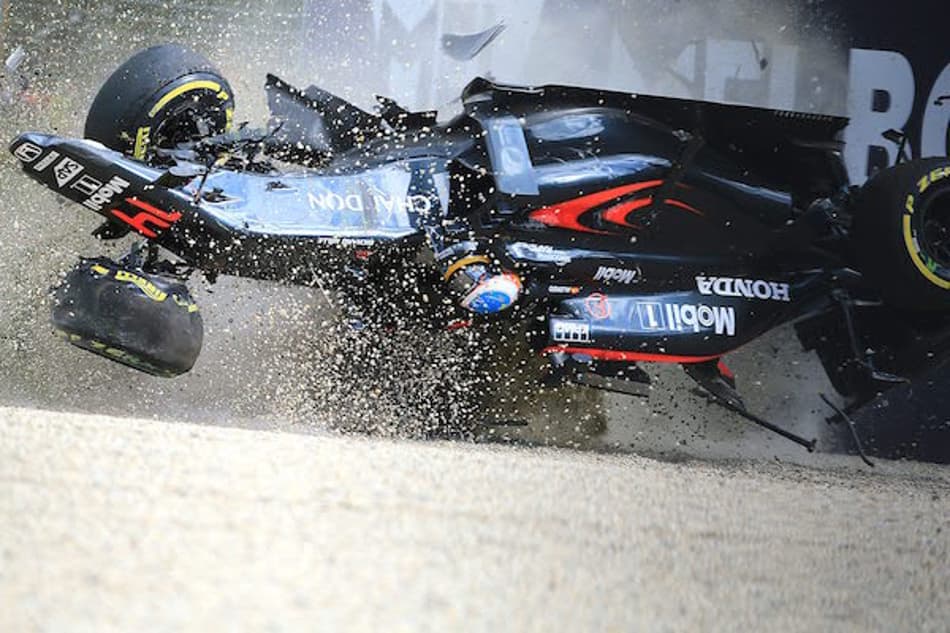 Alonso usa proteção no joelho após forte acidente em Melbourne