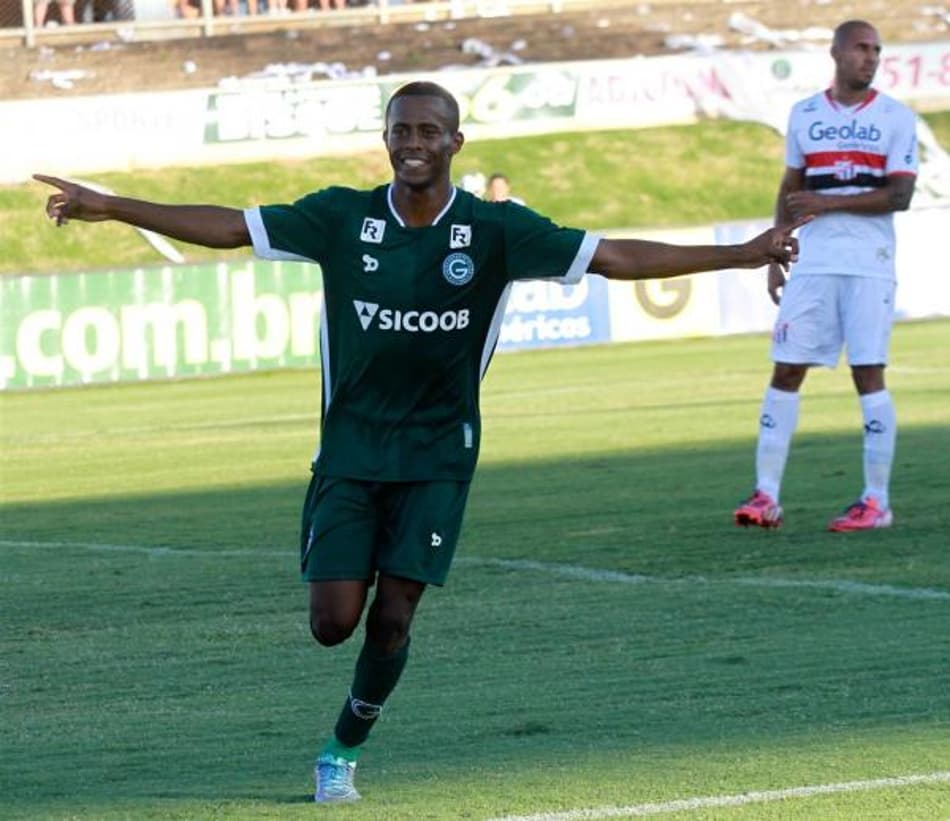 Carlos Eduardo comemora boa sequência de atuações no Goiás