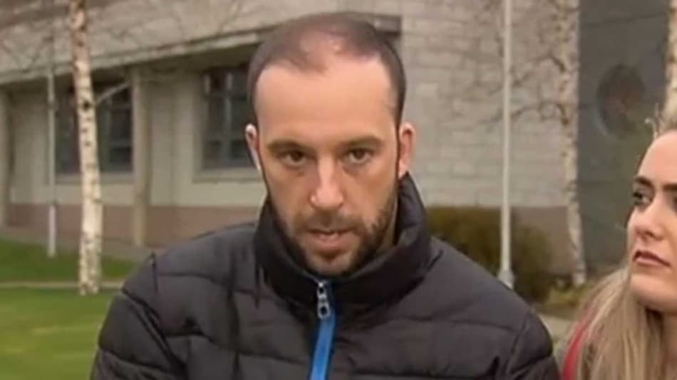 Jogador irlandês se joga em um lago para salvar bebê de quatro meses