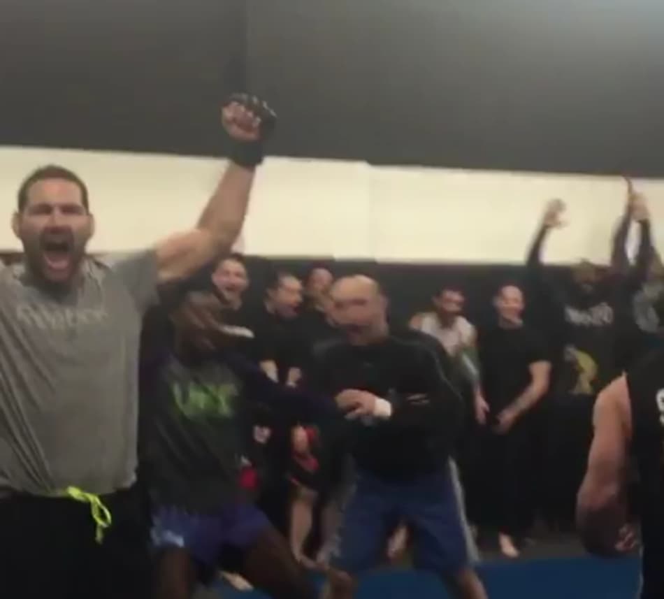 Vídeo mostra reação de Weidman e companheiros a MMA em Nova York