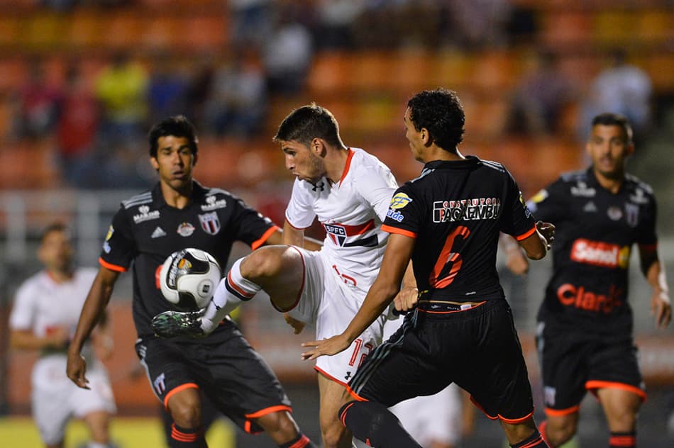 AGORA! De olho em recuperação, São Paulo recebe o Botafogo-SP
