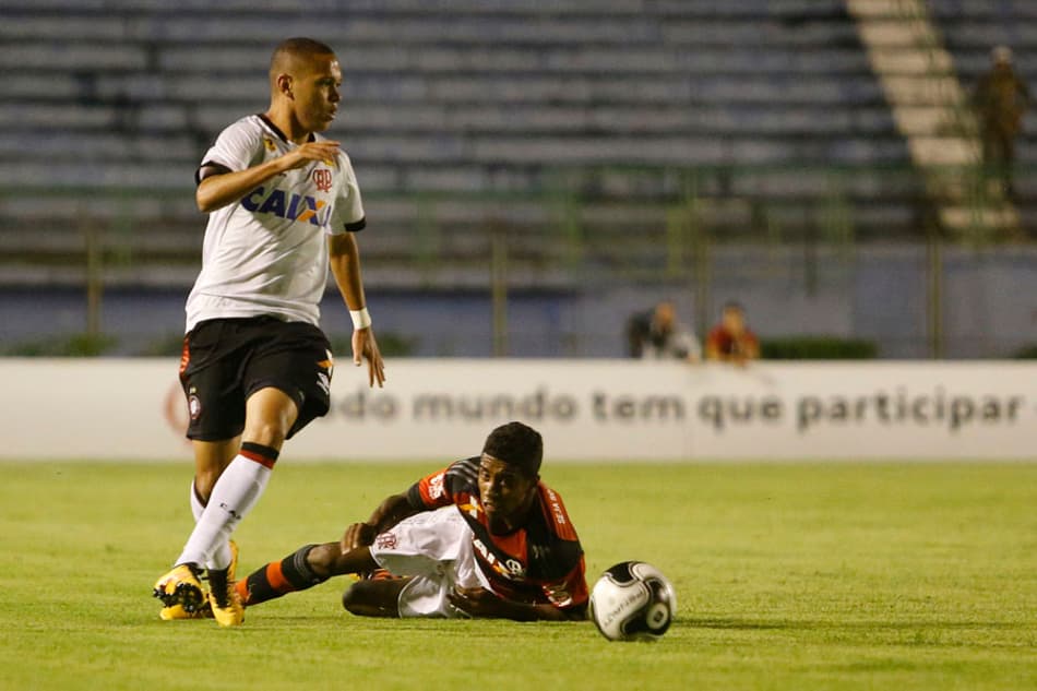 Flamengo perde para o Atlético-PR e está fora da decisão da Primeira Liga
