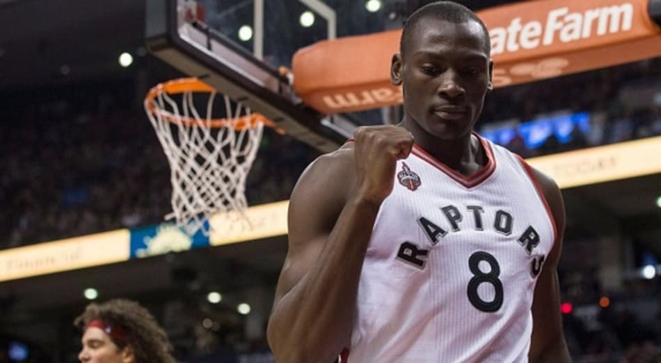 Faltas flagrantes nos playoffs rendem suspensão para Bismack Biyombo