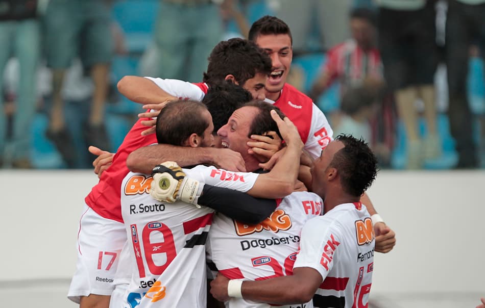 VÍDEO: Centésimo gol de Rogério Ceni pelo São Paulo completa 12 anos; relembre