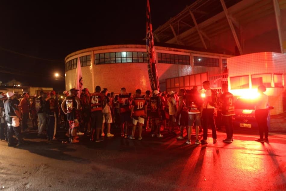 Após derrota para Volta Redonda, torcida do Flamengo faz protesto