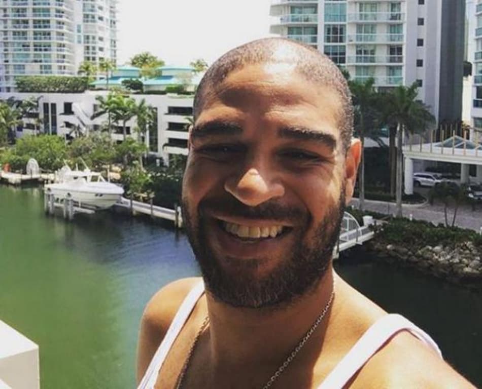 Adriano Imperador mostra detalhes do apartamento em Miami