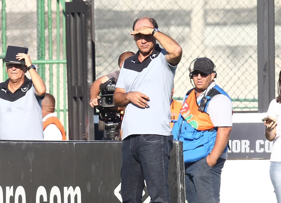Ricardo Gomes analisa arbitragem e chances criadas pelo Botafogo