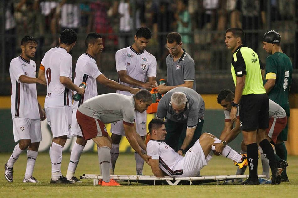Após forte pancada nas costas, Osvaldo será reavaliado no Flu
