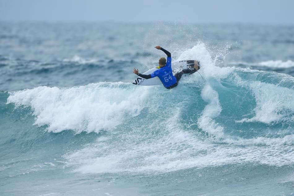 Na terceira fase, Medina é eliminado por novato local em Bells Beach