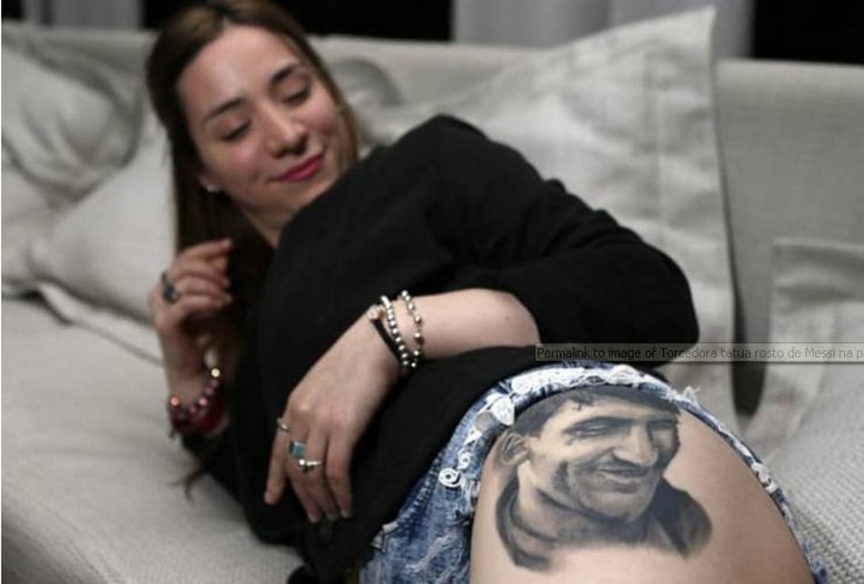 Fora de campo: torcedora tatua rosto de Lionel Messi na perna esquerda