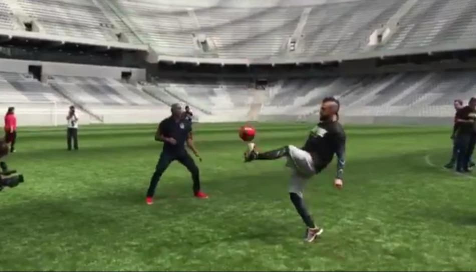 Spider e Belfort mostram intimidade com a bola na Arena da Baixada