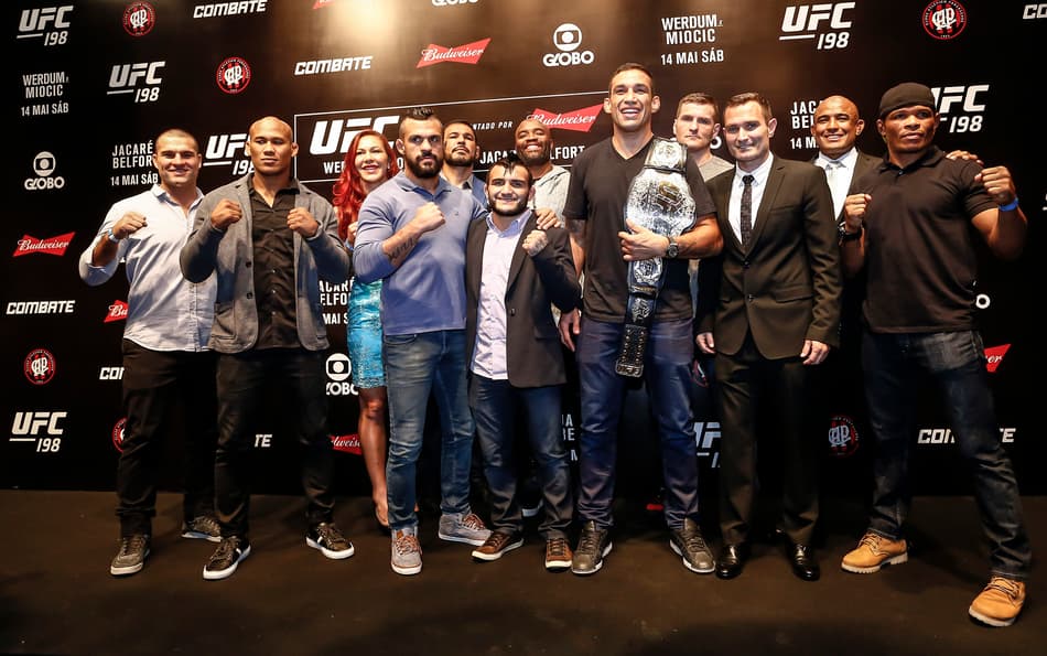 Encaradas, sorrisos e caretas: astros fazem fotos promocionais do UFC 198