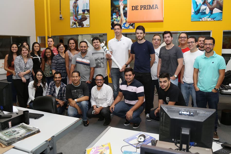 Redação do LANCE! recebe visita de Gustavo Borges e da tocha olímpica