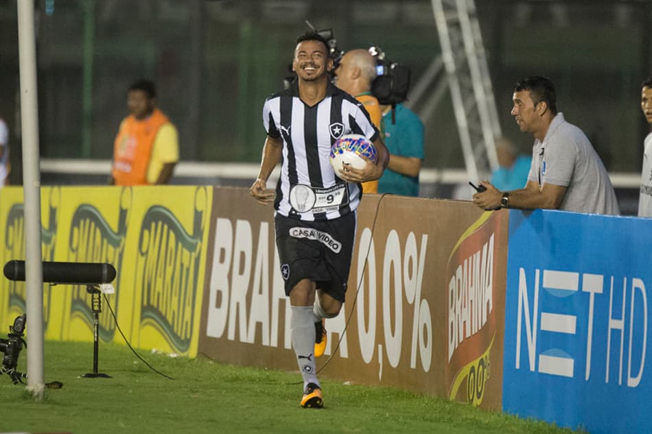 Lindoso e Carli marcam, e Botafogo vence o Voltaço. Siga o pós-jogo!