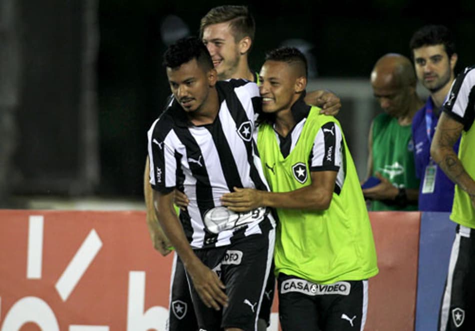 Rodrigo Lindoso explica ‘discussão’ antes de pênalti do Botafogo