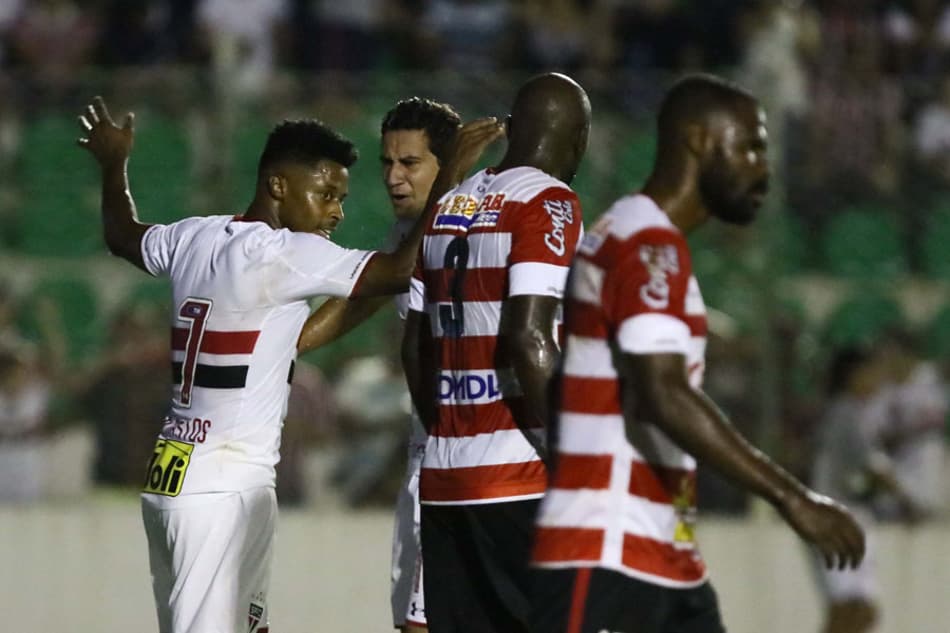 Gol chorado de Kelvin salva o São Paulo de derrota contra o Linense