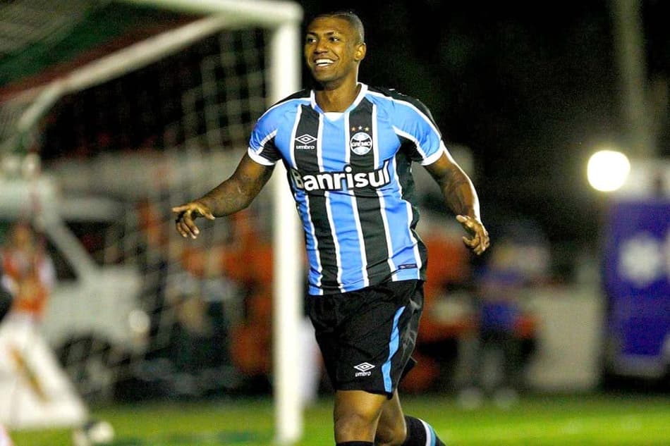 Com quatro gols em 25 minutos, Grêmio confirma liderança do Gaúcho
