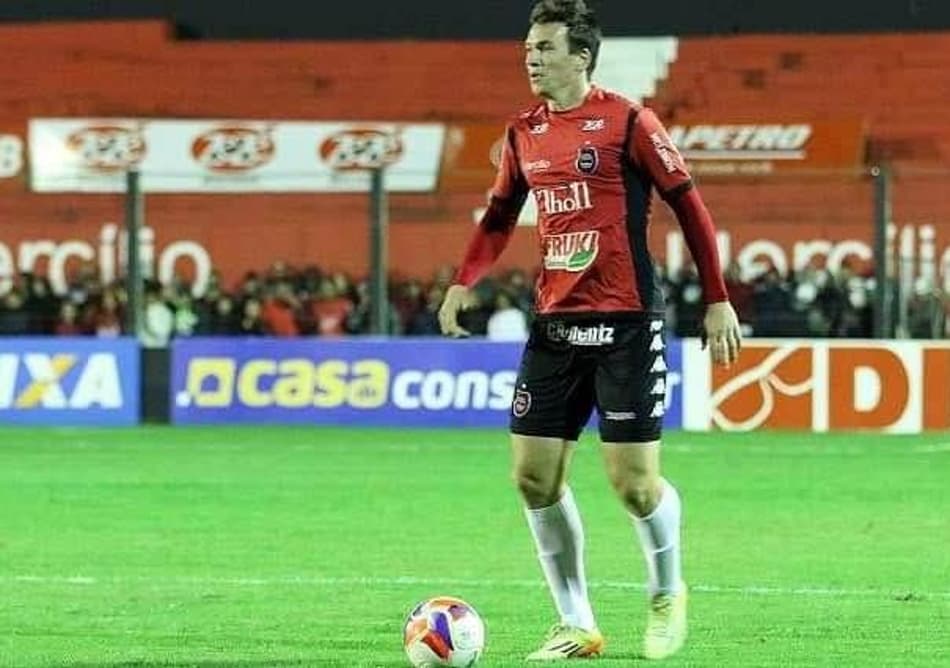 Lateral reconhece força do Furacão, mas diz que Brasil pode vencer em Curitiba