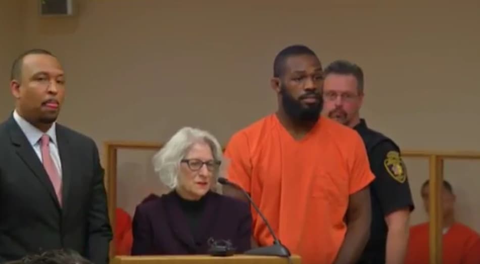 Jones é liberado da prisão, mas ouve alerta: ‘Se voltar, não acabará bem’