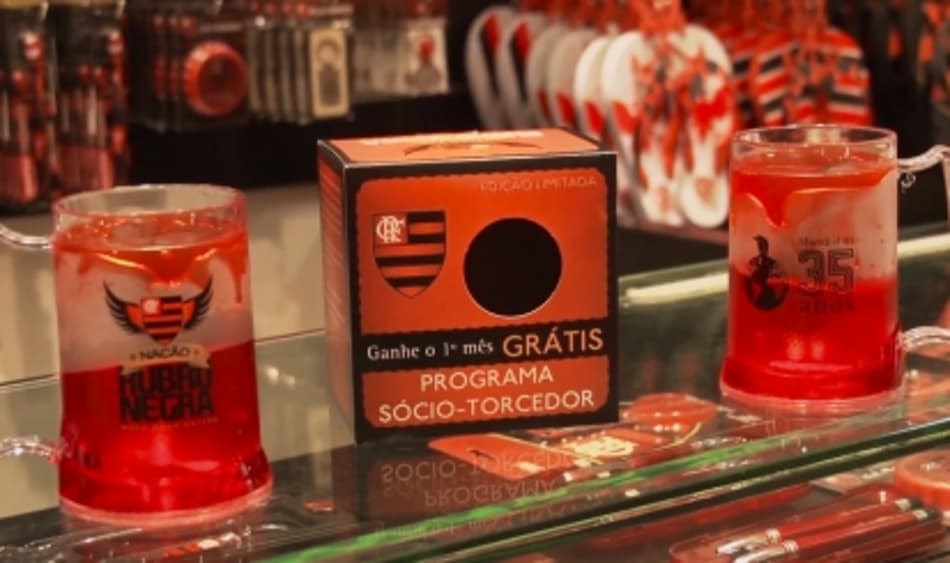 Caneca comemorativa do Mundial do Flamengo dá mês grátis como sócio