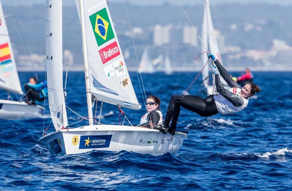 Dupla brasileira da vela tem dia ruim, mas segue na liderança na Espanha