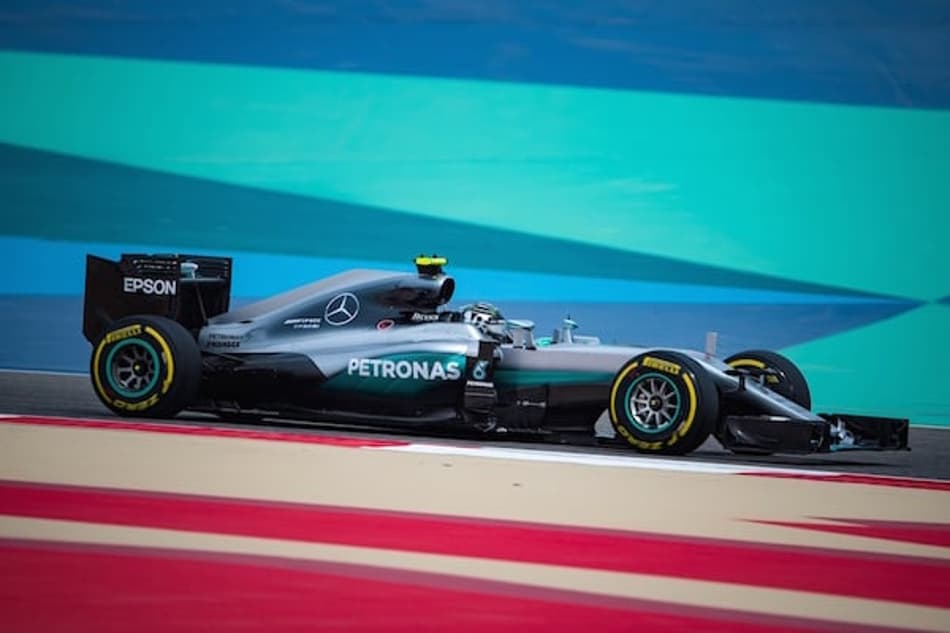 Mercedes continua mostrando favoritismo no 2º treino livre