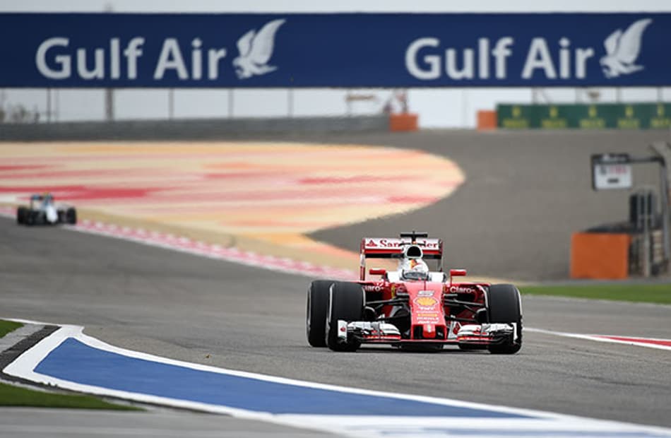 Ferrari lidera último treino livre no deserto barenita