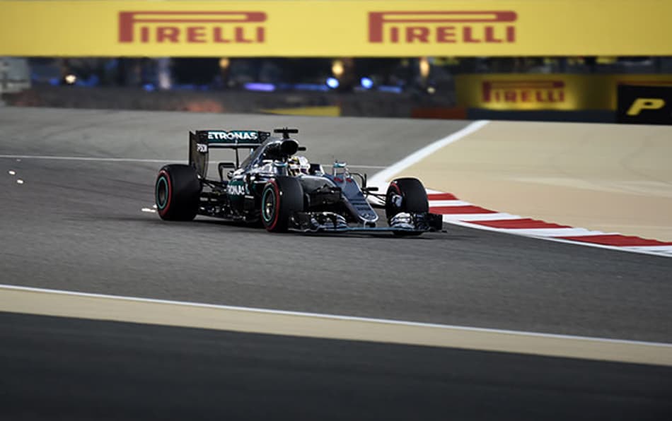 Hamilton mantém a pole, mas recebe advertência