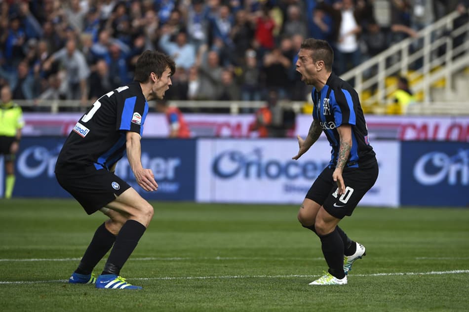 Em dia triste por morte de ídolo, Milan perde para Atalanta de virada
