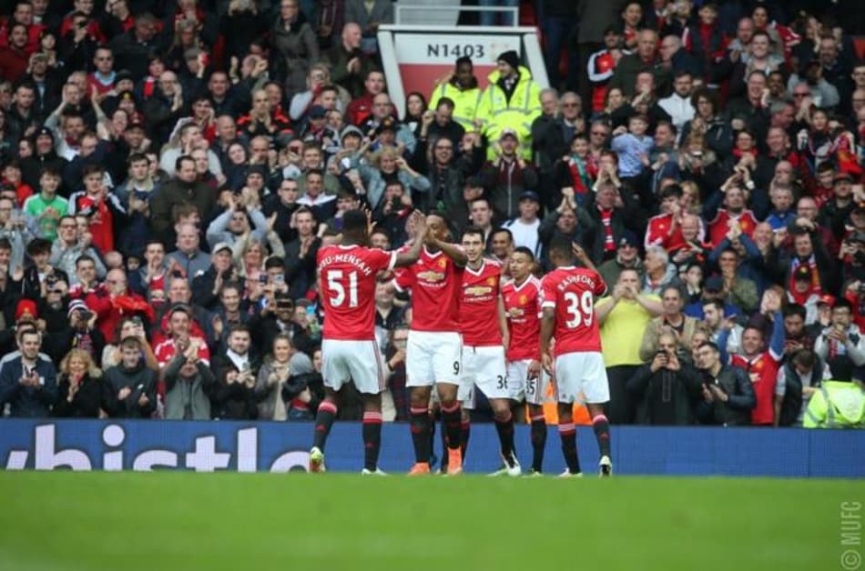 Em jogo marcado por homenagem a ídolo, United derrota o Everton