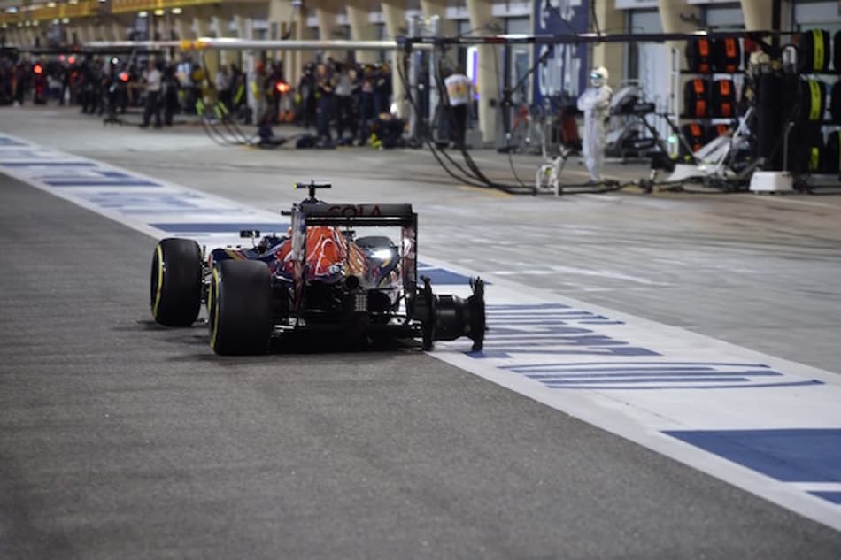 Sergio Perez pede desculpa por toque em Carlos Sainz Jr.