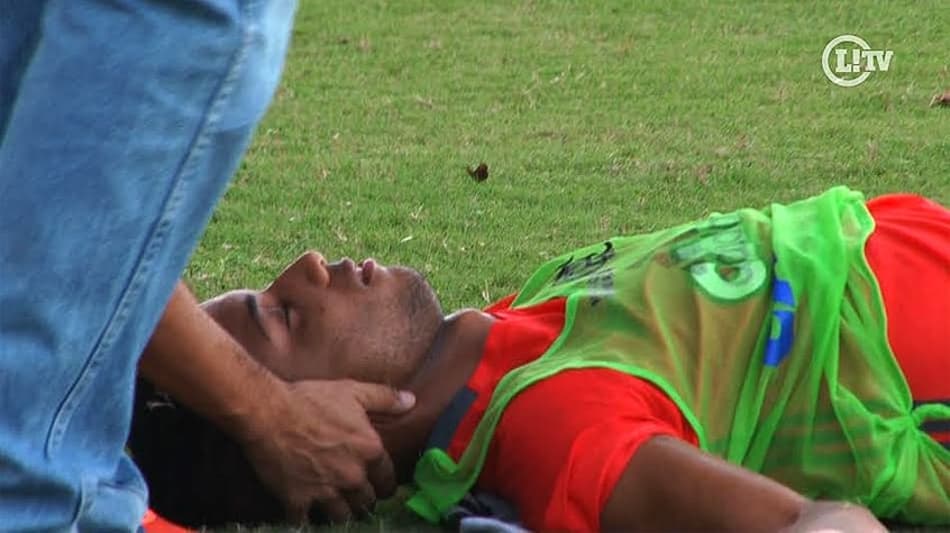 Lateral cai com dores e sai de campo desacordado em treino no Ninho