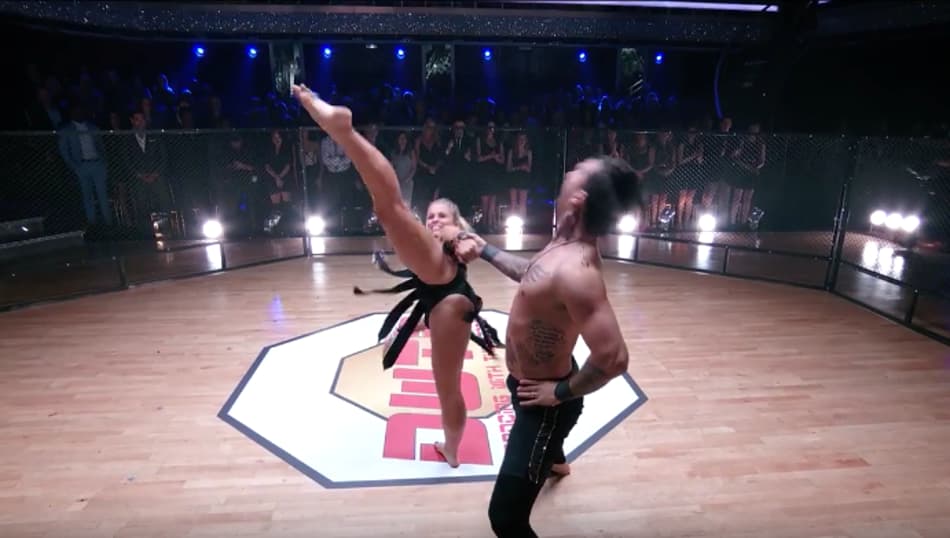 VanZant dá show em competição e dança dentro de octógono. Assista!