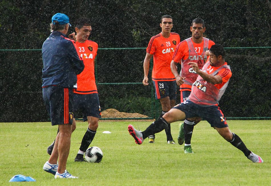 Falcão inicia preparação para clássico contra o Santa Cruz pelo Estadual
