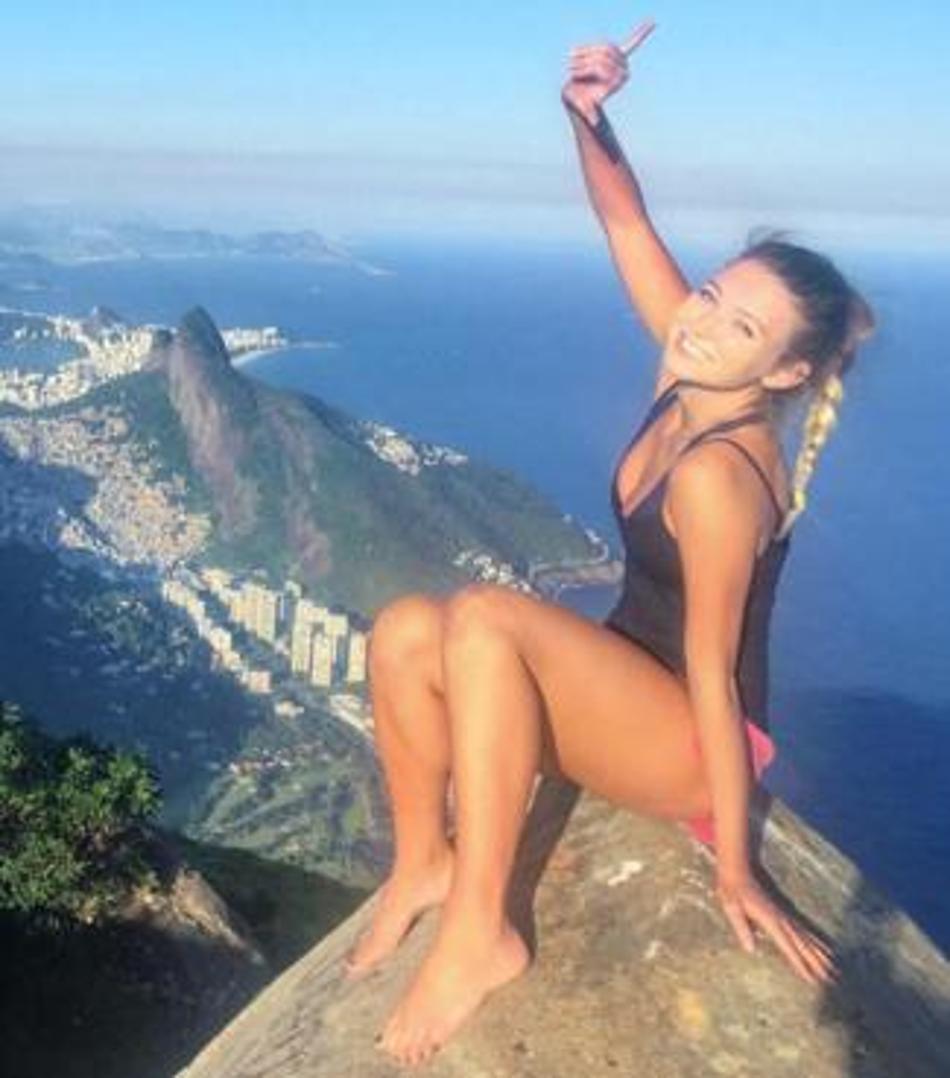 Ex de Romário reaparece e mostra belas curvas no Rio de Janeiro