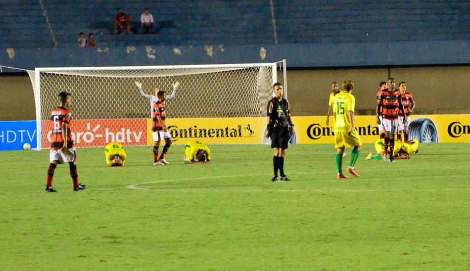 Em casa, Atlético-GO joga mal e está eliminado da Copa do Brasil