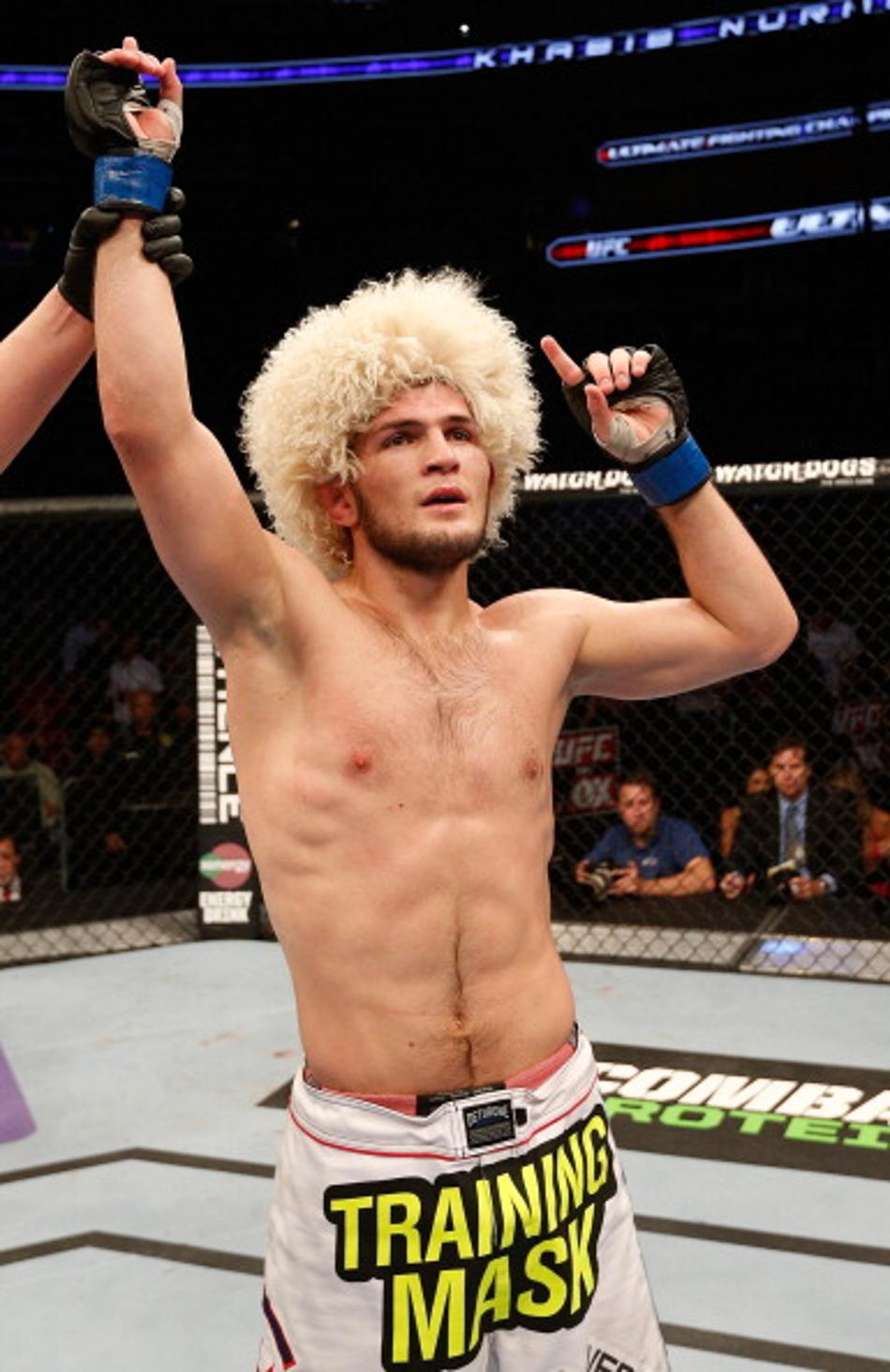 Nurmagomedov diz ter assinado dois contratos para enfrentar Alvarez