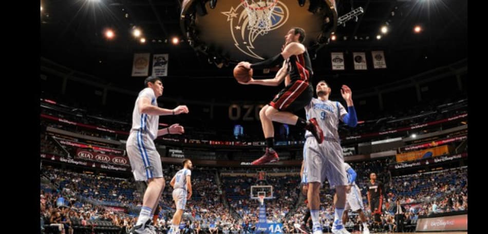 Magic vence e atrapalha Heat em busca por mando de quadra