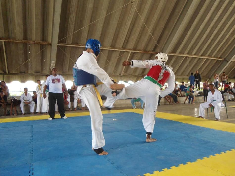 Com apoio do Combate, festival de lutas agita Complexo do Alemão