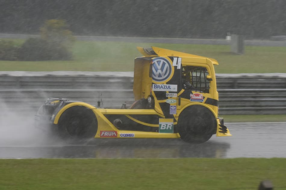 Felipe Giaffone larga na pole da F-Truck em Curitiba