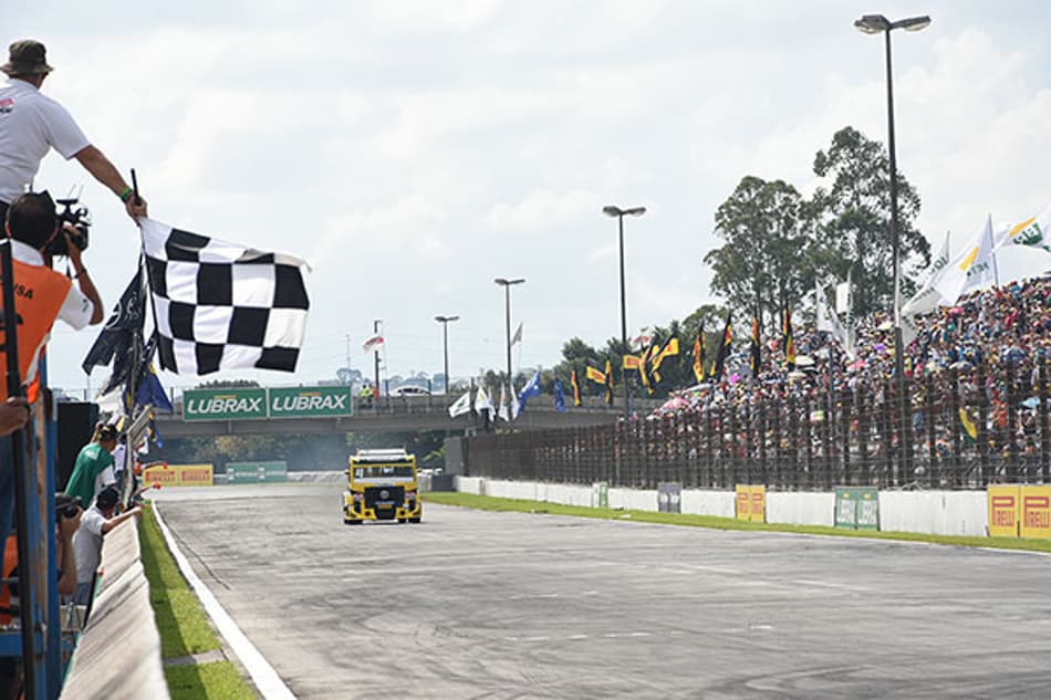 Felipe Giaffone ganha mais uma na Fórmula Truck