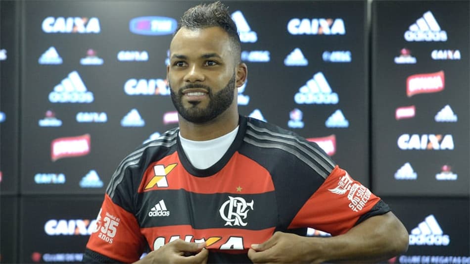 Fernandinho já pode estrear pelo Fla, mas Muricy adota cautela