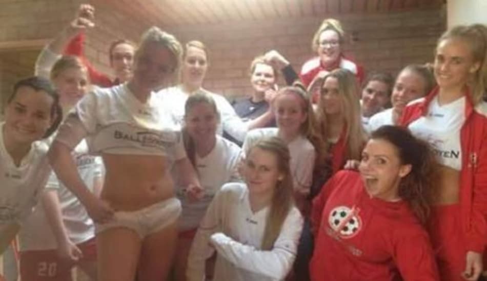 Mulheres imitam pose de jogadores do Real Madrid em foto no vestiário