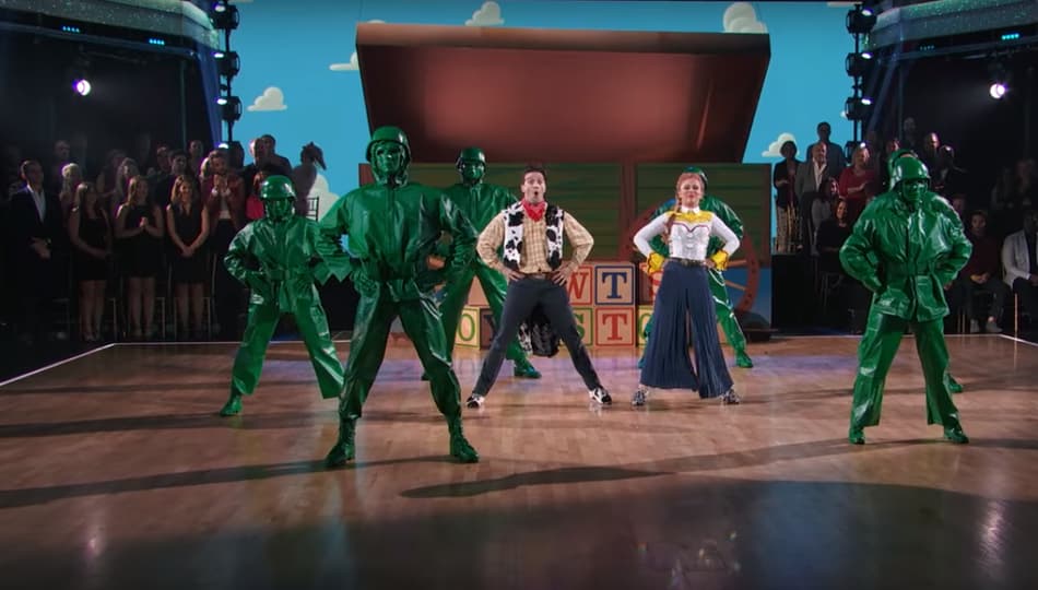 VanZant faz bonito em apresentação de dança temática de ‘Toy Story’