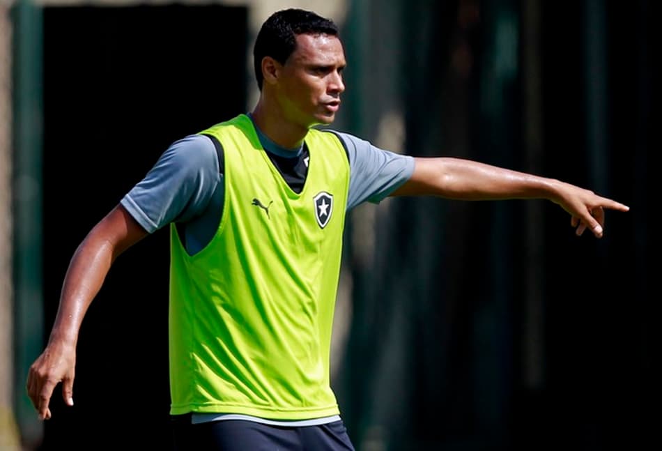 Emerson Silva ganha sequência no Botafogo e projeta maior evolução