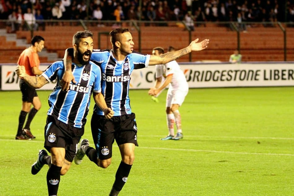 Grêmio derrota a LDU e garante vaga nas oitavas de final
