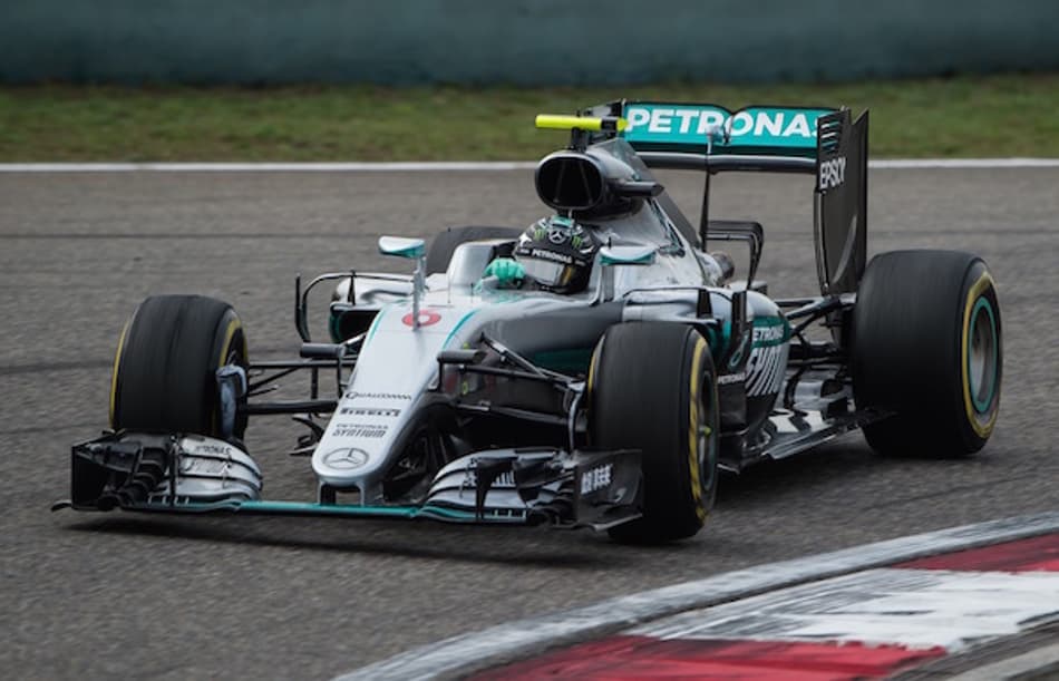 Rosberg não demonstra preocupação por andar atrás da Ferrari