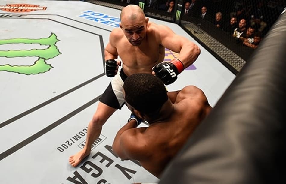 Glover atropela Rashad e pede luta contra Anthony Johnson