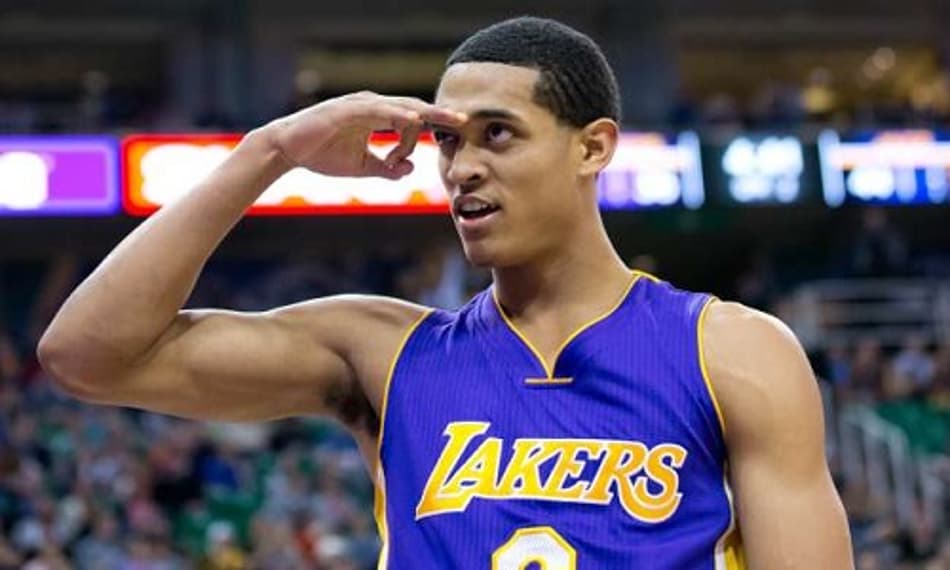 GM do Los Angeles Lakers admite necessidade de pivô, mas aponta renovação de Jordan Clarkson como prioridade