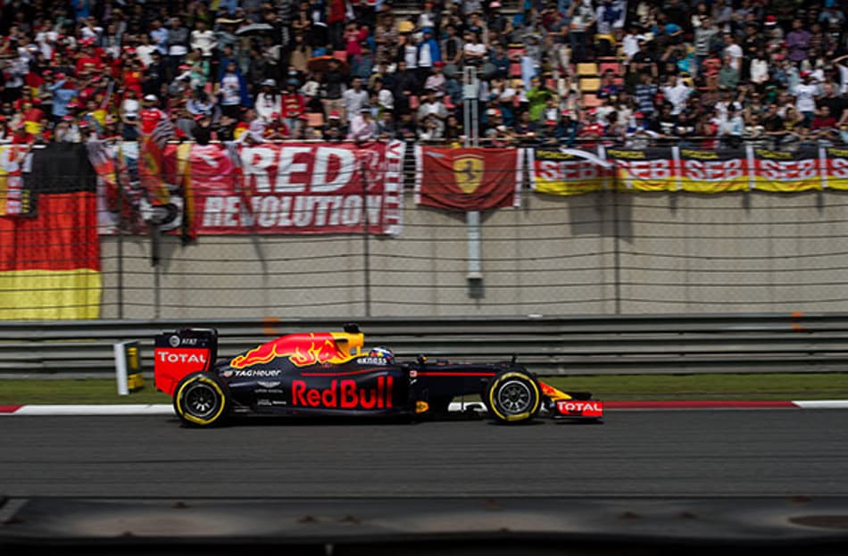 Daniel Ricciardo lamenta furo no pneu enquanto liderava